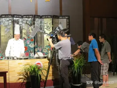 把那个放在里面走路剧照2
